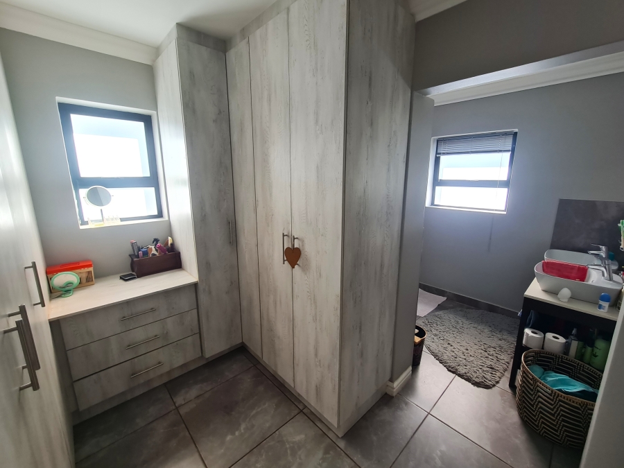 5 Bedroom Property for Sale in Noorsekloof Eastern Cape